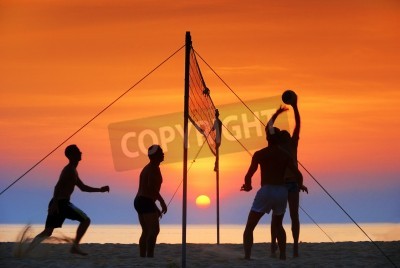 Poster silhouet beachvolleyballen. Sunset tijd
