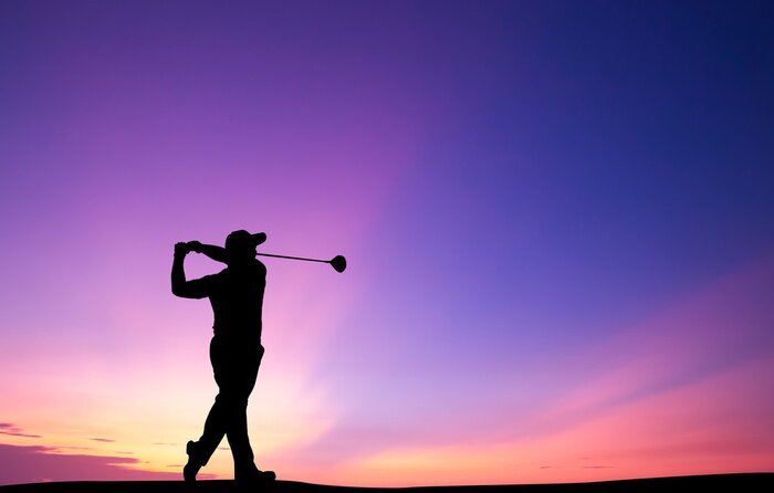 Poster silhouet golfspeler golfen tijdens de prachtige zonsondergang