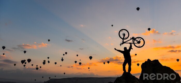Poster Silhouet van een fietser en ballonnen