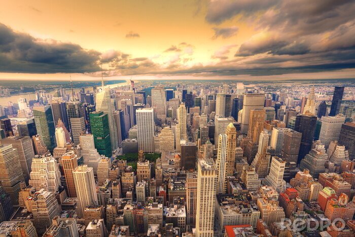 Poster Skyline van een gele zonsondergang in de stad