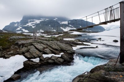Smalle brug over een waterval