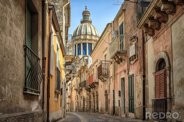 Poster Smalle schilderachtige straat in Ragusa, Sicilië, Italië