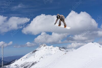 Poster Snowboardacrobatiek in de hoge bergen