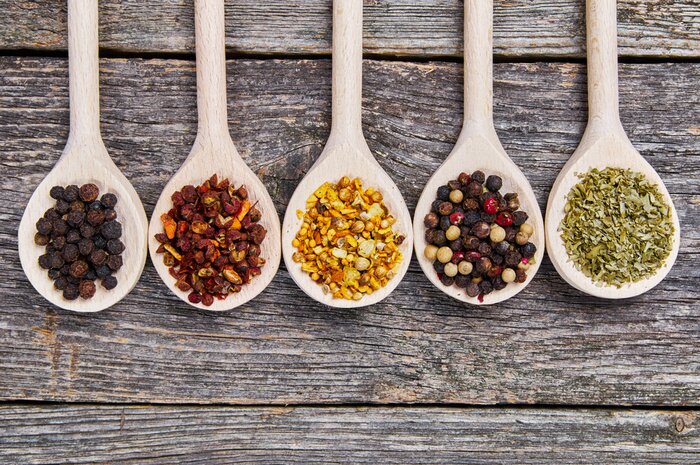 Poster Specerijen op houten lepels