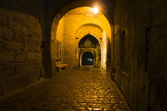 Poster Straat door de tunnel 's nachts