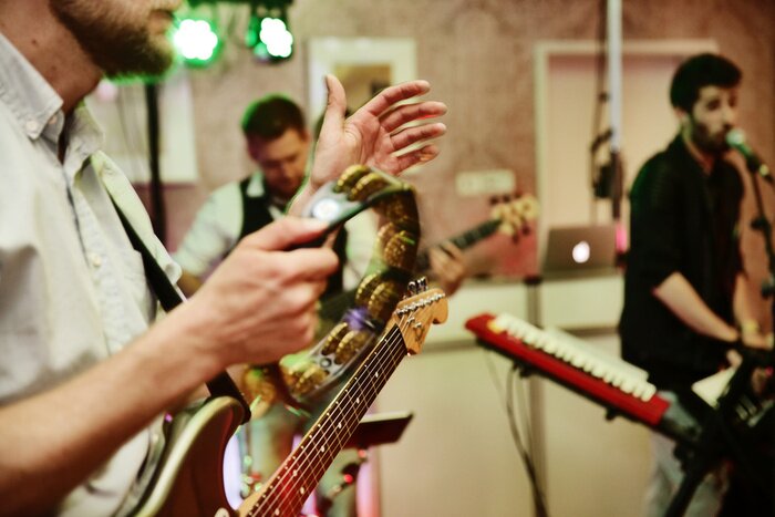 Poster tape spelen op een feest, elektrische gitaar,