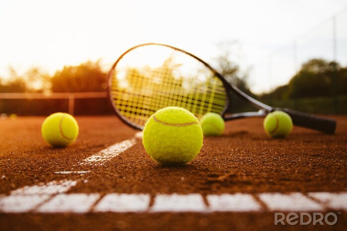 Poster Tennis ballen met racket op gravel