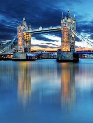 Tower Bridge in Londen, UK, bij nacht
