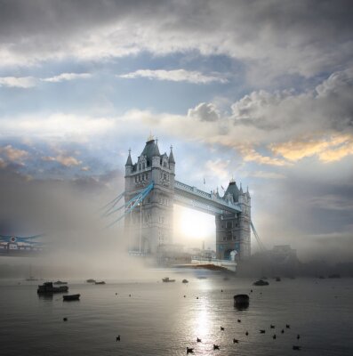 Tower Bridge met mist in Londen