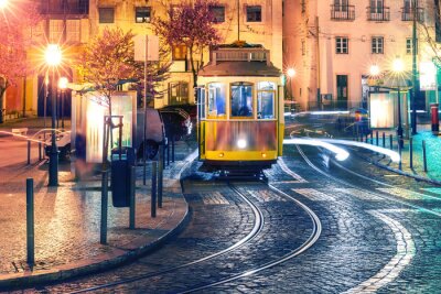 Tramlijn bij nacht in Lissabon