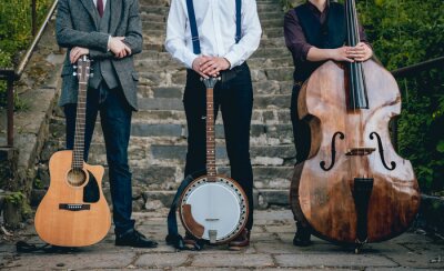 Trio van muzikanten met een gitaar, banjo en contrabass