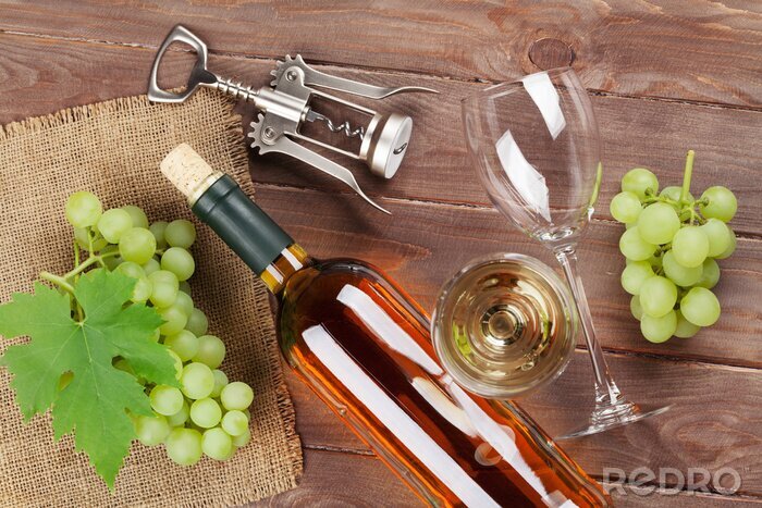 Poster Tros druiven, witte wijn en kurketrekker