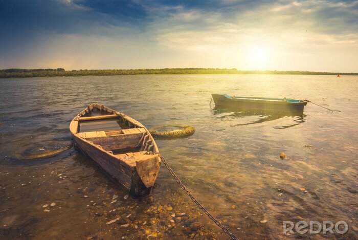 Poster Twee boten op de rivier bij zonsondergang