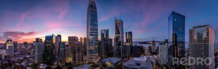 Poster Twilight with a pink and blue sunset over San Francisco skyline with Salesforce Tower in the middle and Salesforce park at the bottom