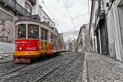 Poster Uitzicht op de traditionele Tram 28 die door de straten van Lissabon, Portugal verstrekken binnenstad met het openbaar vervoer