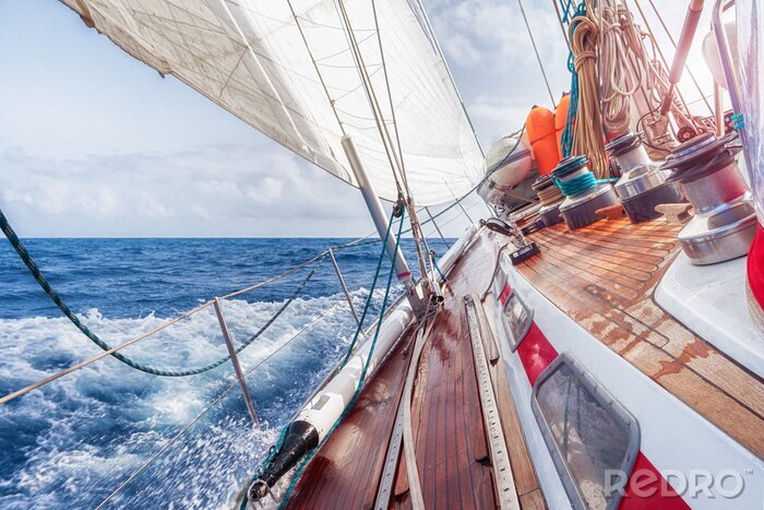 Poster Uitzicht op de zee vanaf het dek van een zeilschip