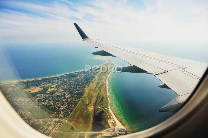 Poster Uitzicht op het schiereiland en de vleugel vanuit het vliegtuigraam.