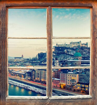 Uitzicht vanuit het raam op de stad op de heuvel