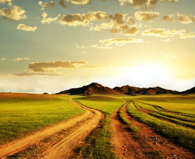 Velden en heuvels tegen de hemel