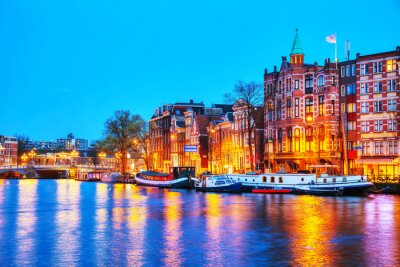 Verlicht Amsterdam bij nacht
