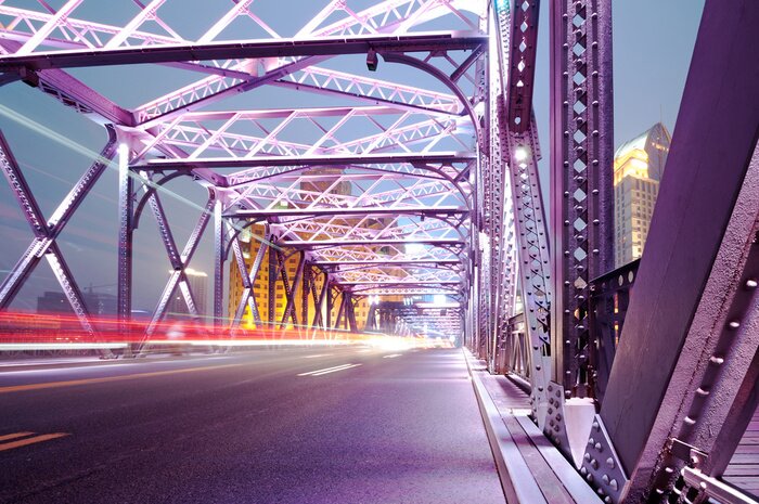 Poster Verlichte constructie van een moderne brug