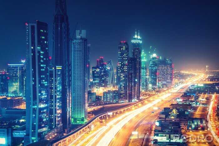 Poster Verlichte Dubai straat en hoge gebouwen