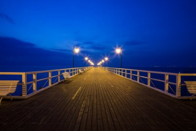 Verlichte pier bij nacht