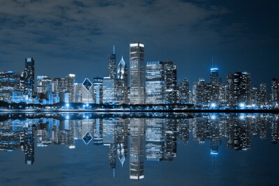 Poster Verlichte wolkenkrabbers van Chicago weerspiegeld in het water &#39;s nachts