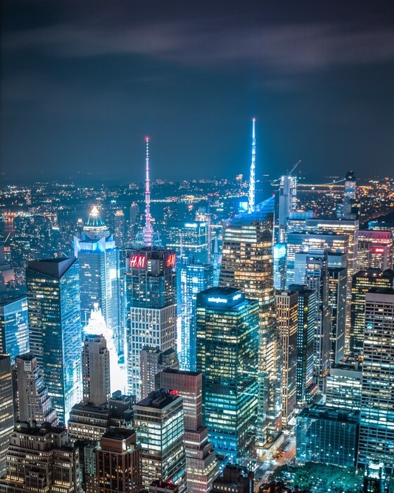 Poster Verlichte wolkenkrabbers van New York in Manhattan