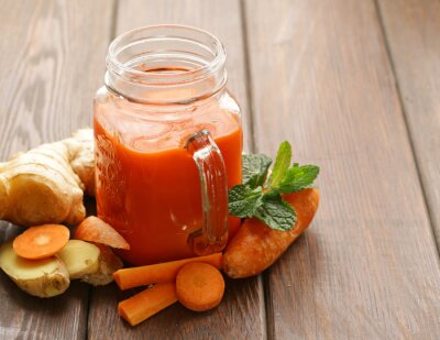 Vers wortelsap (smoothies) in een glazen pot, gezonde voeding