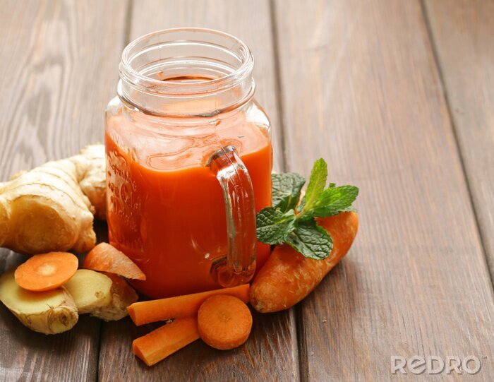 Poster Vers wortelsap (smoothies) in een glazen pot, gezonde voeding