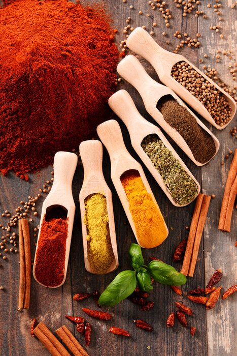 Poster Verscheidenheid van kruiden op keukentafel