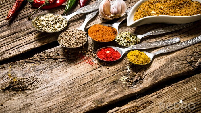 Poster Verschillende soorten kruiden in de lepels. Op houten achtergrond.