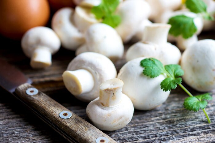 Poster Verse champignons champignons op houten achtergrond