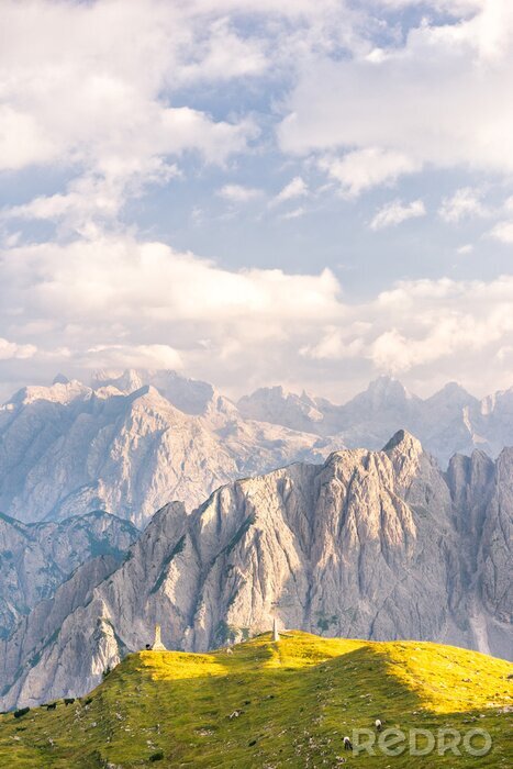 Poster Verticale mening van de dramatische bergen landschap. Foto van de zomer landschap in de Italiaanse Dolomieten. Mooie avond gouden licht. UNESCO werelderfgoed.
