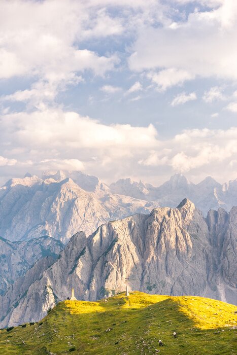 Poster Verticale mening van de dramatische bergen landschap. Foto van de zomer landschap in de Italiaanse Dolomieten. Mooie avond gouden licht. UNESCO werelderfgoed.