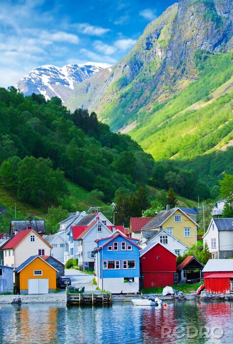 Poster Village en Zeezicht op de bergen in Geiranger fjord, Noorwegen