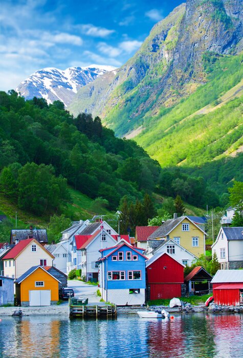 Poster Village en Zeezicht op de bergen in Geiranger fjord, Noorwegen