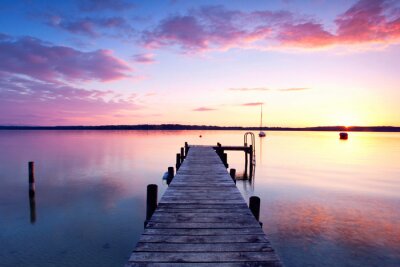 Voetgangersbrug over kleurrijke hemel