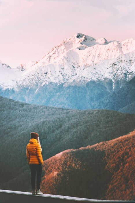 Poster Vrouw die van de de reislevensstijl van het bergenavontuur de vakanties van de de winterwinter openlucht onderzoeken alleen