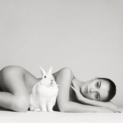 Vrouw en wit konijn