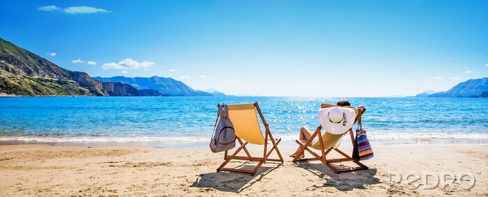 Poster Vrouw genieten van zonnebaden op het strand