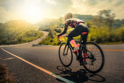Vrouwen fietsen mountain road fiets in de ochtend