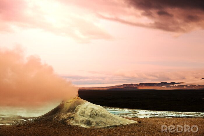 Poster Vulkanische natuur omgeven door water