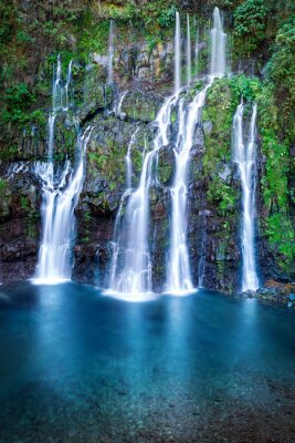 Fotobehang Waterval in het midden van het bos