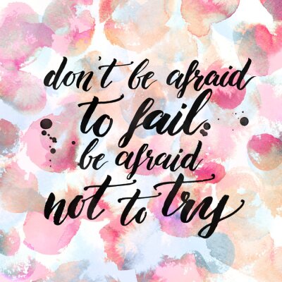 Wees niet bang om te falen, wees niet bang om te proberen. Inspiration citaat over het leven, de liefde en uitdagingen. Inkt kalligrafie in pastel roze aquarel achtergrond
