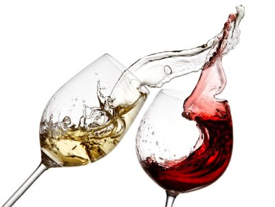 Wijn in glazen op een witte achtergrond