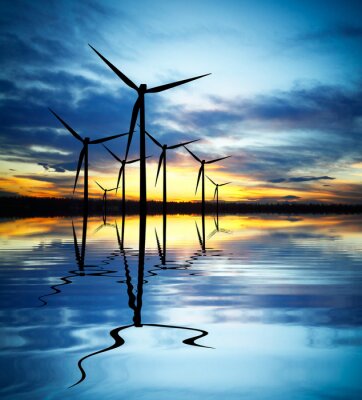 Windturbines in de weerspiegeling van water