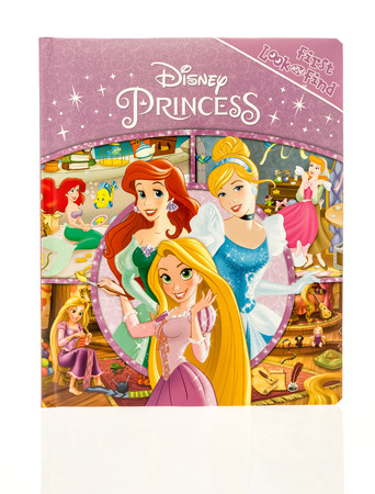 Poster Winneconne, WI - 13 november 2016: Disney Princess First Look and Find-boek voor kinderen op een geïsoleerde achtergrond.