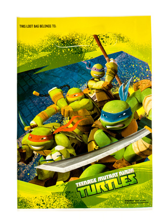 Poster Winneconne, WI -29 januari 2017: Teenage Mutant Ninja Turtles buit zak op een geïsoleerde achtergrond.